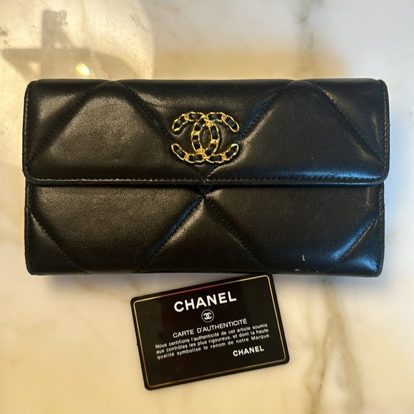 Chanel Quilted Calfskin 19 Wallet - Picture 11 of 15